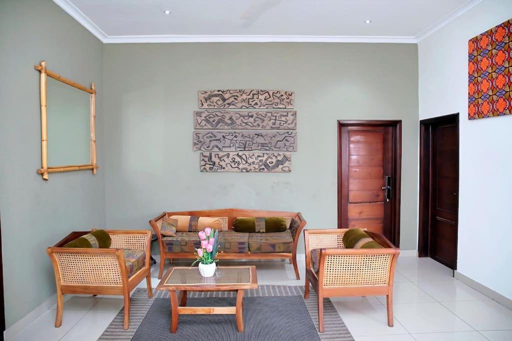 Welcoming Abode In The Heart Of Osu - Apartment 3 Accra Buitenkant foto